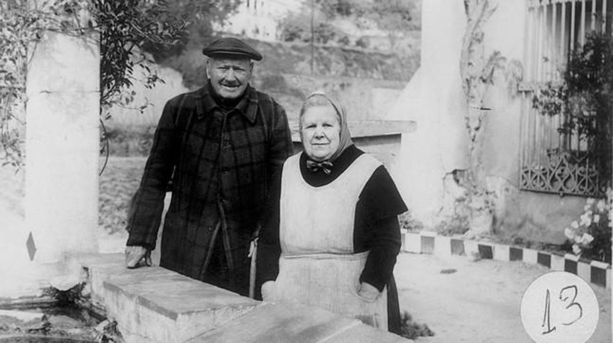 La dibuixant mèdium Josefa Tolrà i el seu marit. La dibuixant mèdium Josefa Tolrà i el seu marit.