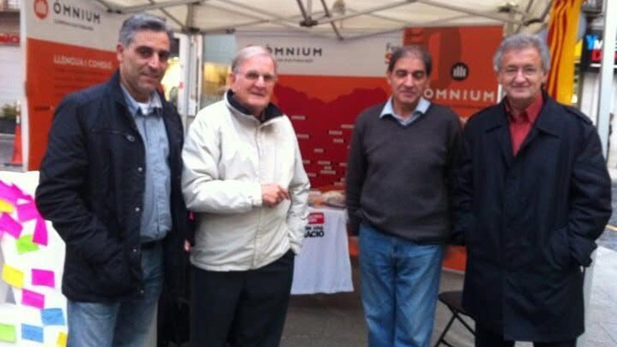 Francesc Canet amb Miquel Esteba, Lluís Casadellà i Xavier Freixas en un acte d’Òmnium a Figueres.