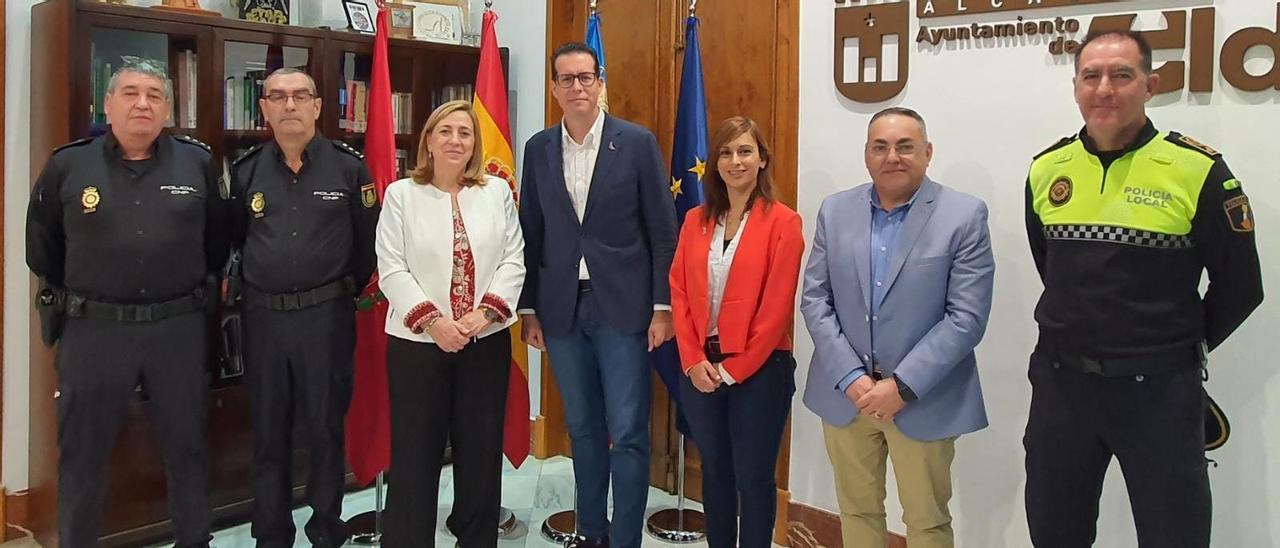 Los participantes en la reunión de seguridad mantenida en el Ayuntamiento de Elda.