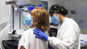 Una paciente se somete a una mamografía