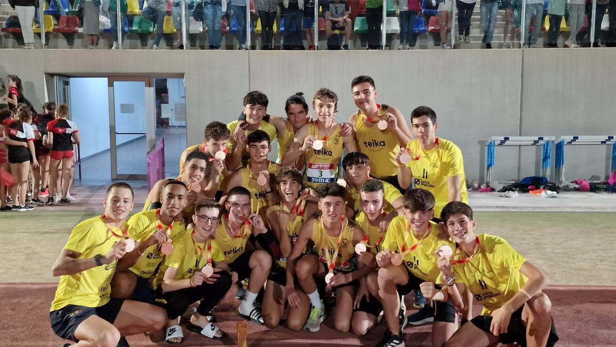 Los cadetes del CA Safor Teika lucen sus medallas al final del campeonato nacional