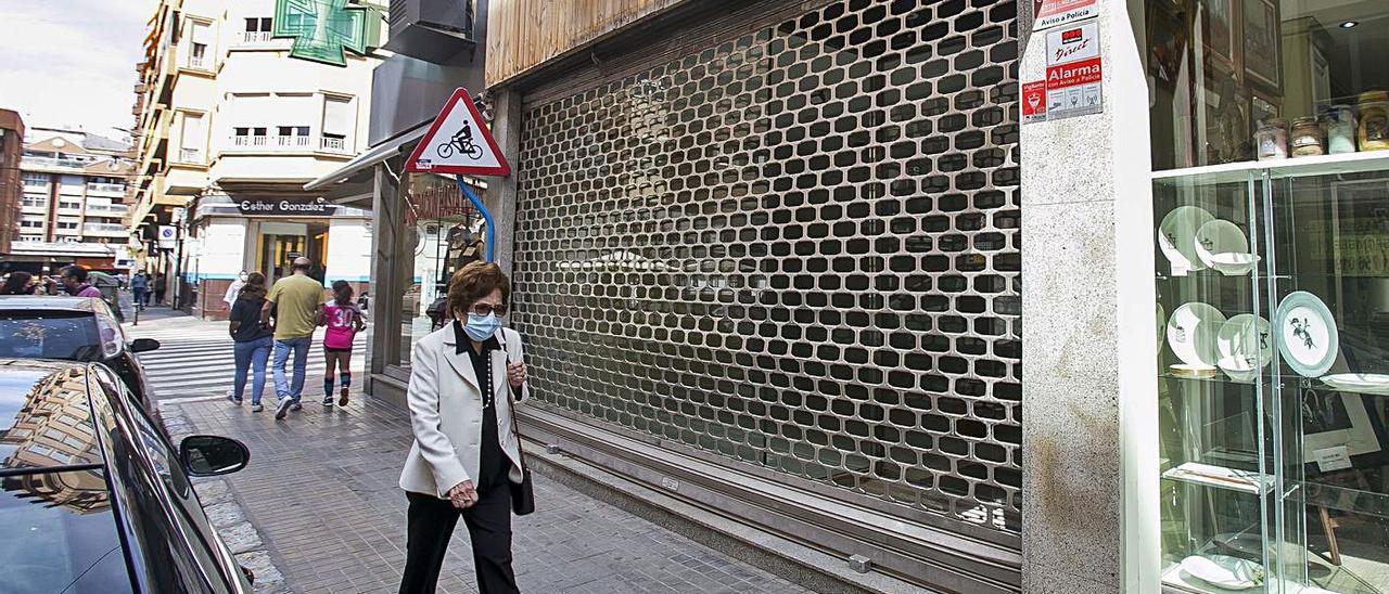 Un comercio cerrado en la zona de la Rambla de Alicante, sector muy afectado por la crisis. | HÉCTOR FUENTES