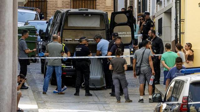 Agents de policia investiguen al lloc on dilluns va ser trobada morta una dona a casa seva a Antequera (Màlaga). | ÁLVARO CABRERA / EFE