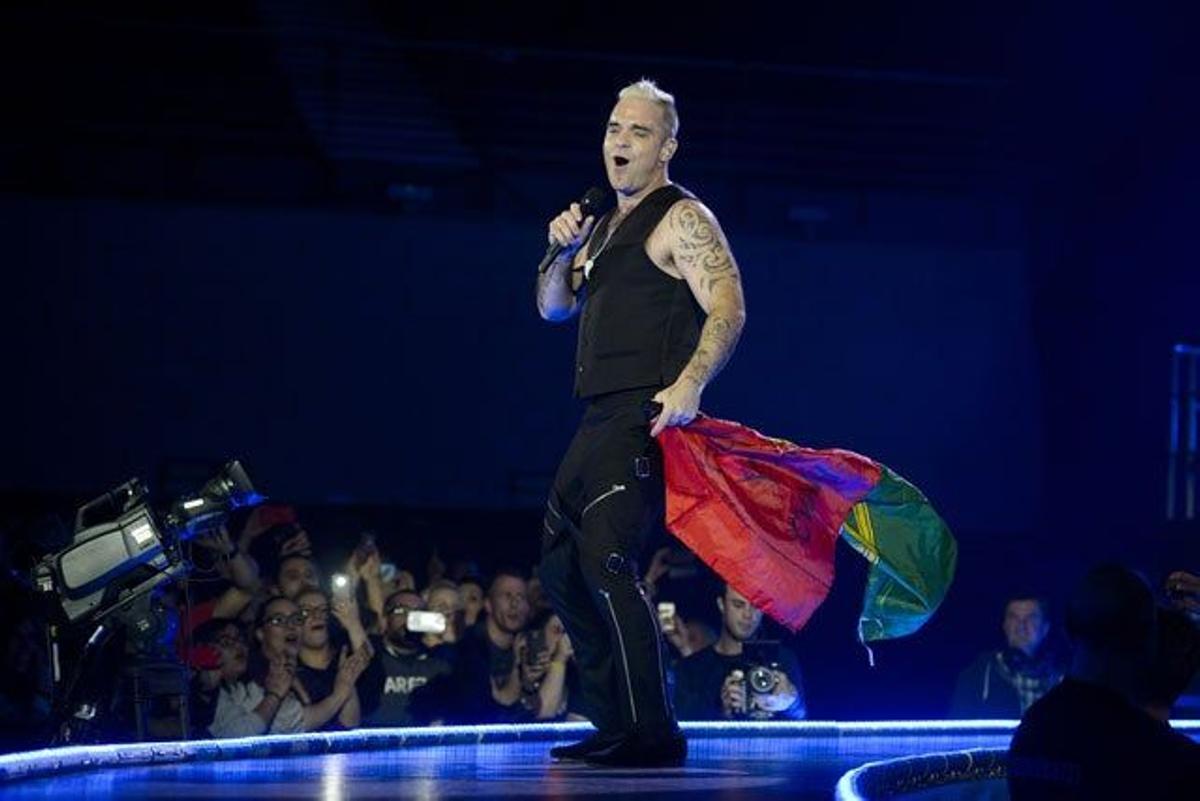 Robbie Williams con una bandera portuguesa sobre el escenario del Barclaycard Center de Madrid