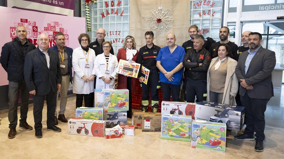 La presidenta provincial, Marta Barrachina, ha encabezado la delegación en la entrega de juguetes.