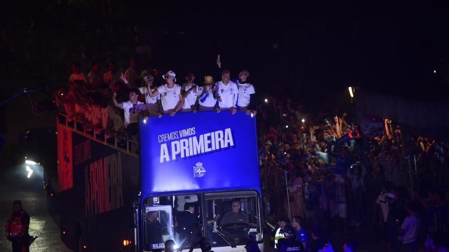 Fiesta del ascenso: la llegada de los jugadores a Cuatro Caminos