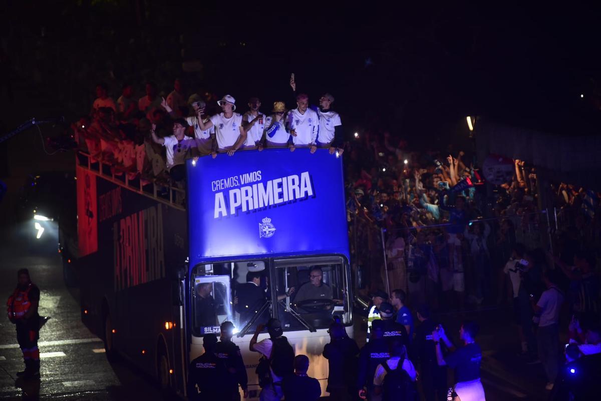 Fiesta del ascenso: la llegada de los jugadores a Cuatro Caminos
