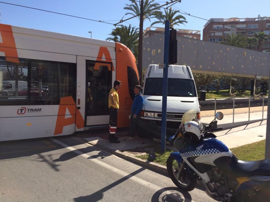 El vehículo ha quedado en medio de la vía aunque no ha habido que lamentar heridos