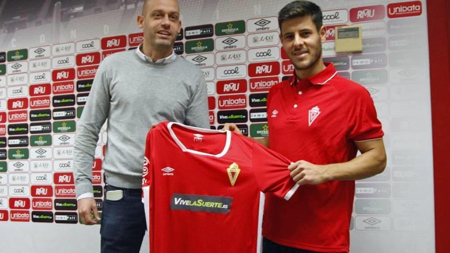 Pedro Gómez, director de fútbol del Murcia, en la presentación de Carlos Martínez como nuevo jugador grana.