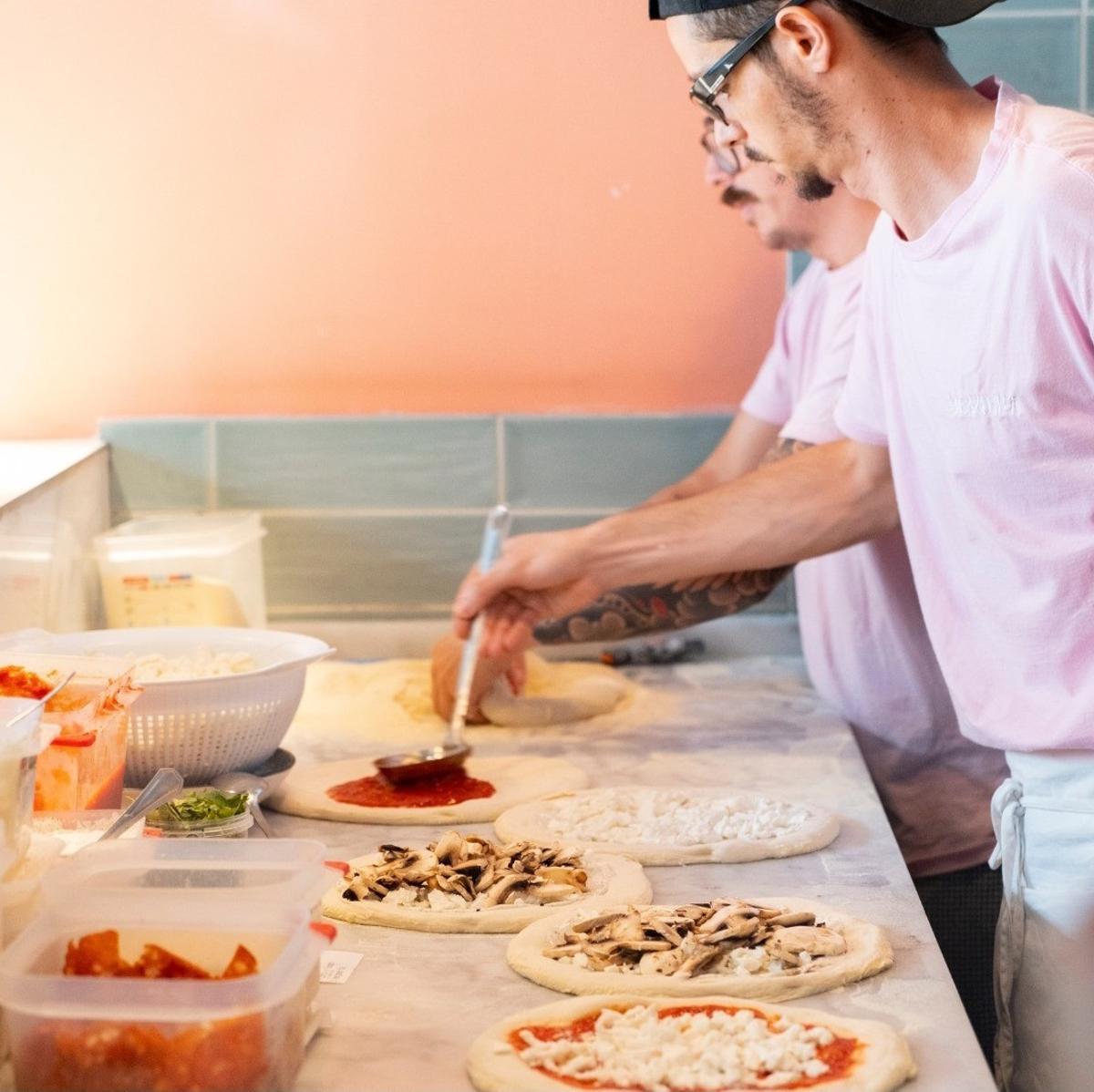 Pizzería La Candella: La historia de la pizza napolitana en Canarias, apoyando el campo canario