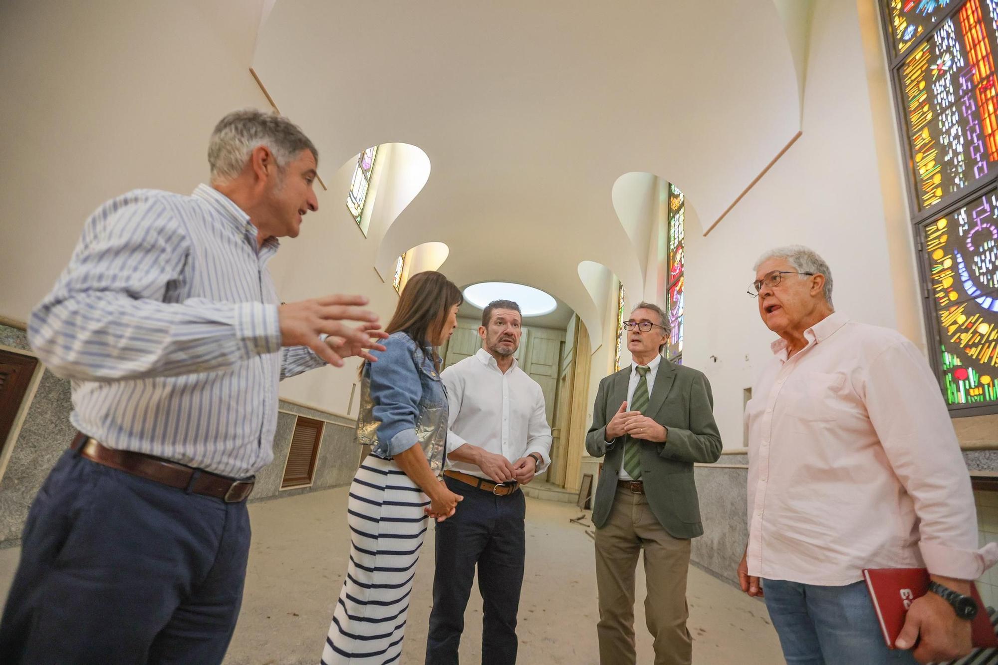 El secretario autonómico, el alcalde, el edil de Urbanismo, la concejala de Bienestar Social y el presidente de la AMPA Oriol, en el interior del asilo.