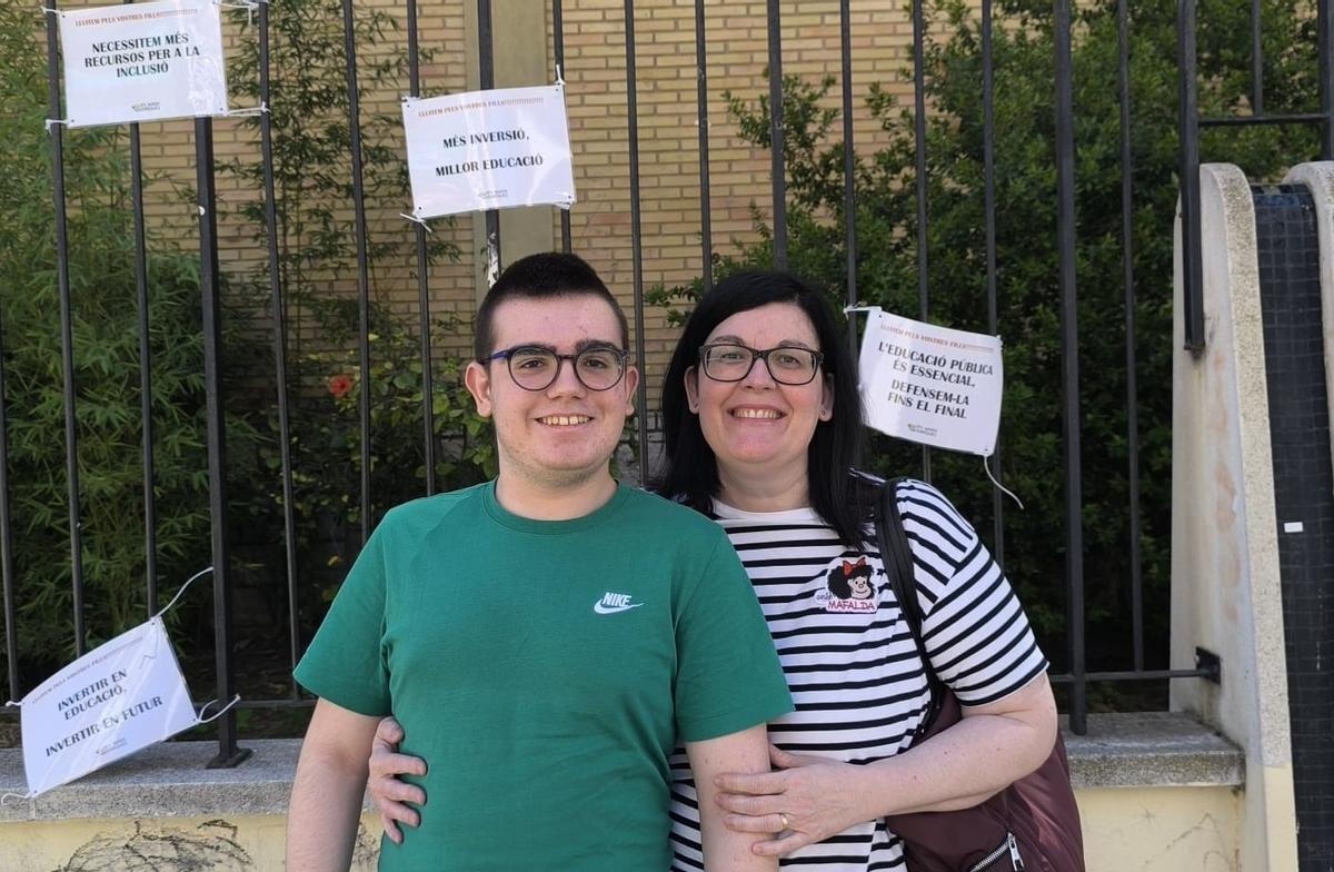 David Martínez con su madre, Joana Navas.