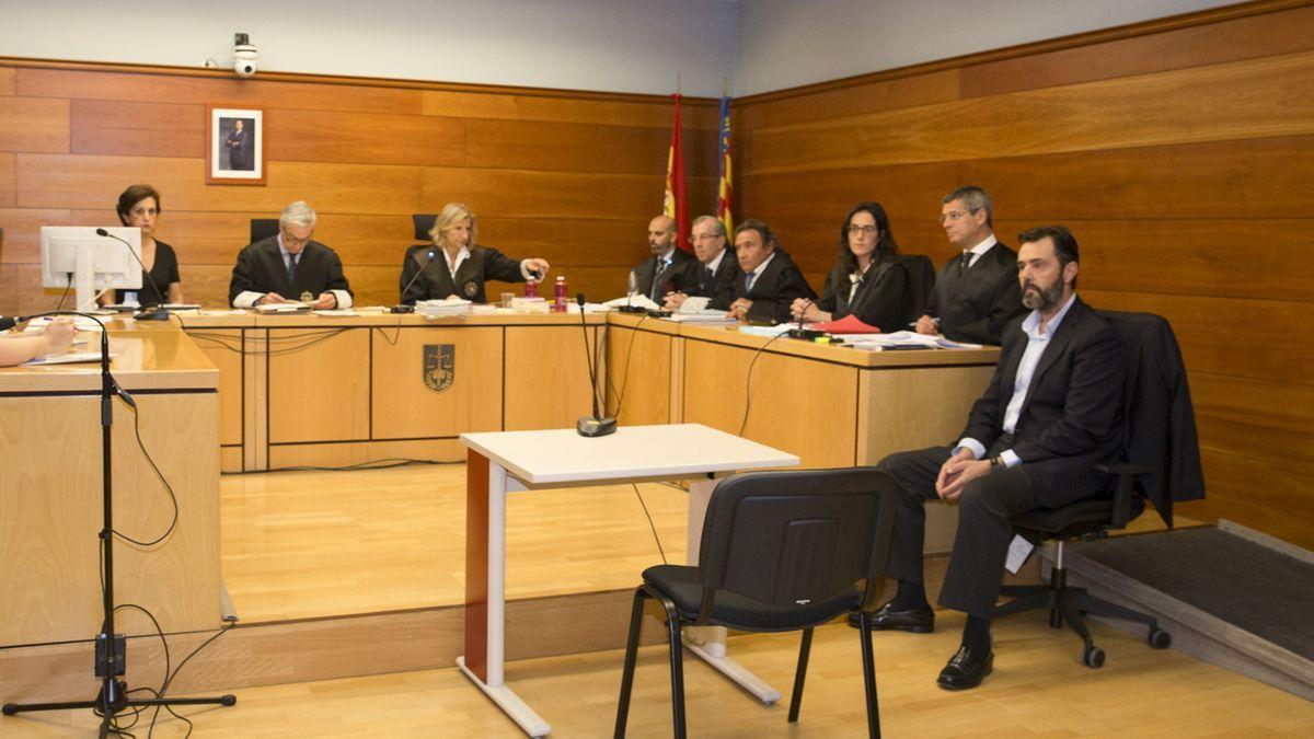 Un momento de juicio por el asesinato de María del Carmen Martínez con el LAJ y la magistrada al fondo, las acusaciones y las defensas y Miguel López.