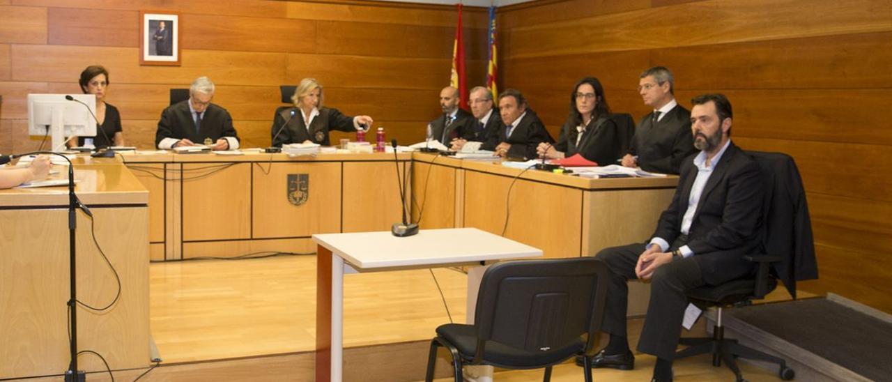 Un momento de juicio por el asesinato de María del Carmen Martínez con el LAJ y la magistrada al fondo, las acusaciones y las defensas y Miguel López.