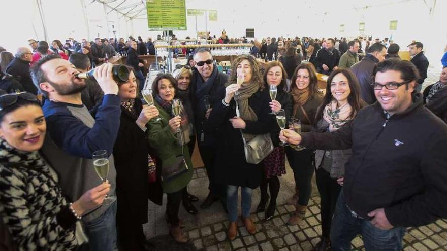 La fiesta del espumoso sorprendió por la cantidad de público y la variedad de los vinos. // Ricardo Grobas