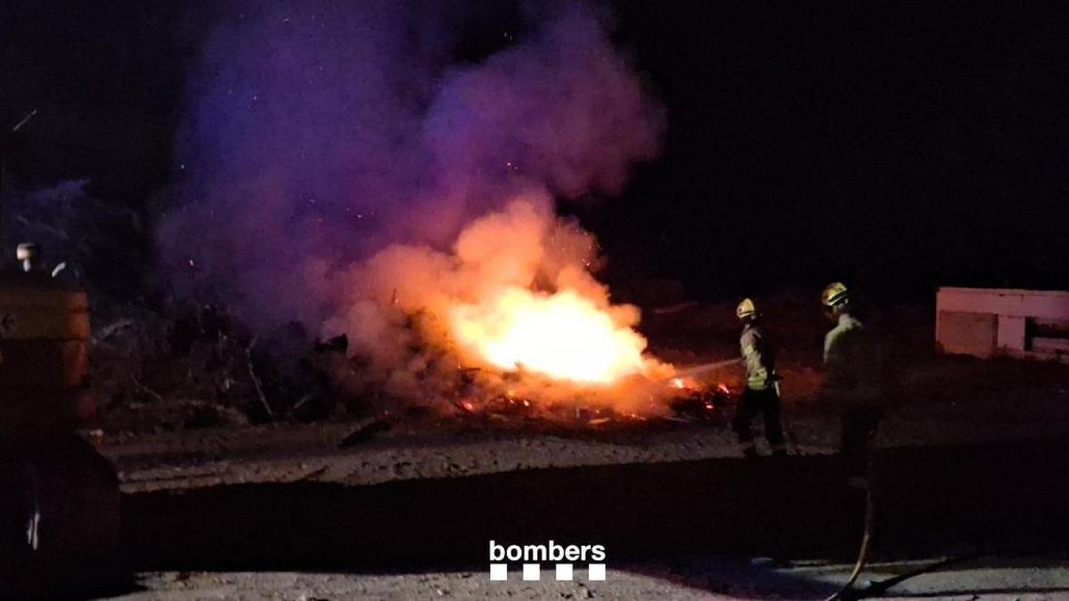 Els Bombers apagant un foc de matolls a Puigcerdà