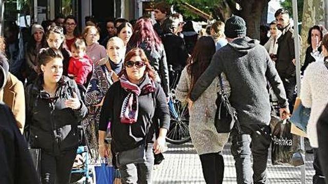 Viandantes en una calle de la ciudad de Ibiza, en una imagen de archivo.