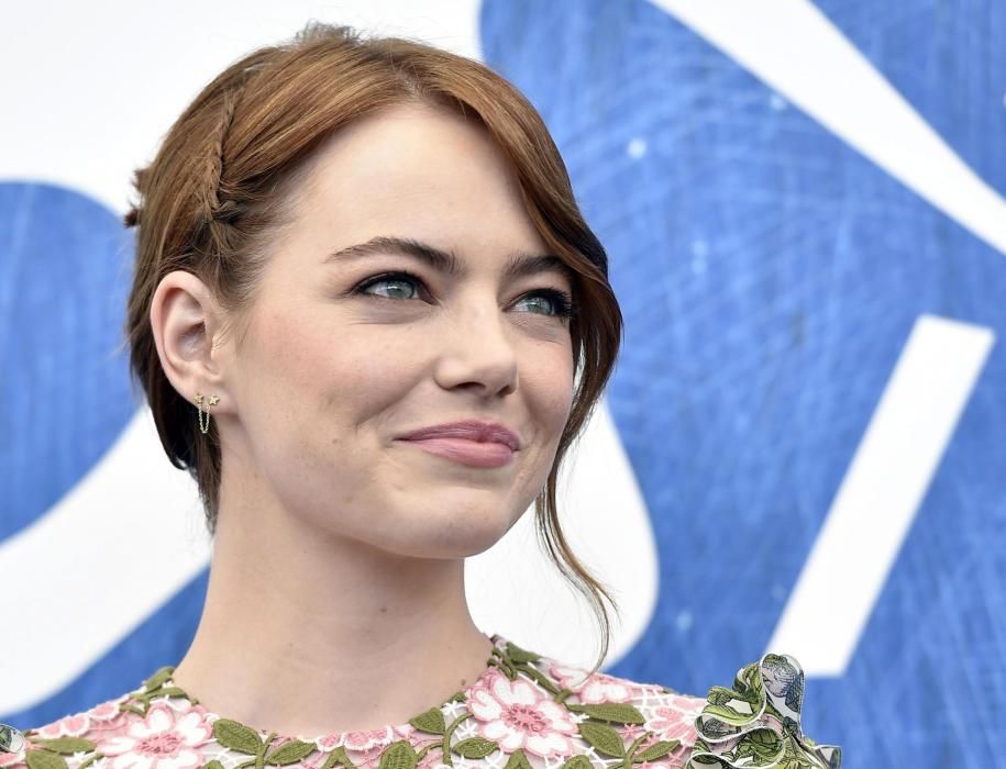 Emma Stone fue hoy la reina de la primera alfombra roja de Venecia, por la que pasó luciendo una dulce sonrisa y un espectacular vestido plateado.