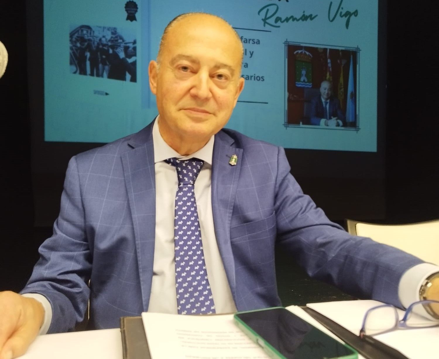 Ramón Vigo en la presentación de su libro en Cee.