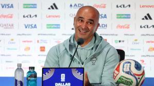 Robert Martinez atiende a los medios de comunicación en Dallas antes del partido Portugal-España.