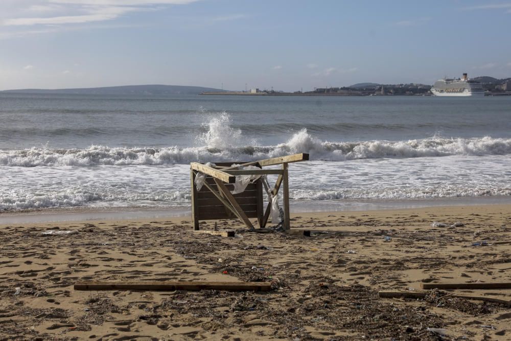 El litoral de Palma amanece lleno de plásticos y toallitas