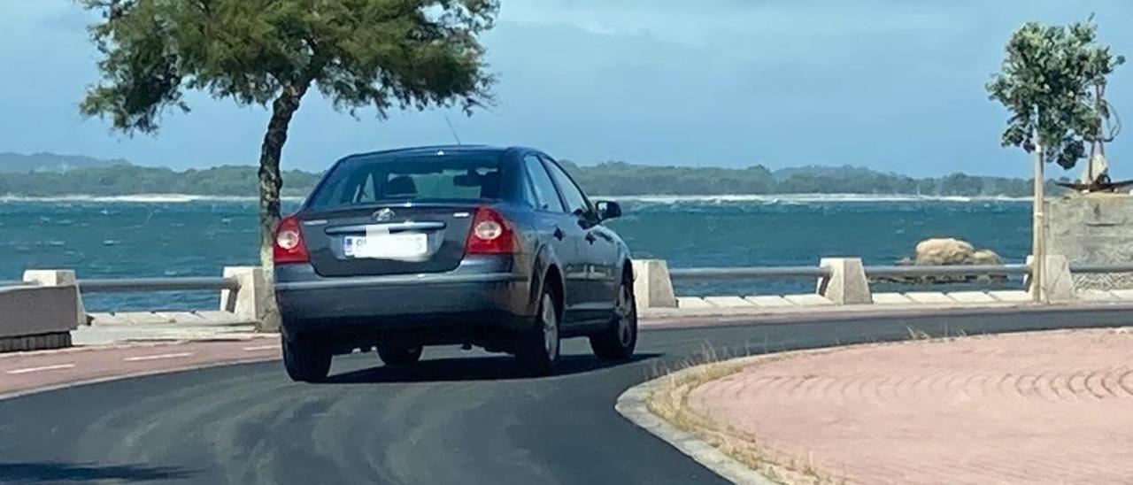 Un vehículo circulando desde Terra de Porto hacia Lordelo por uno de los tramos conflictivos de la carretera, asfaltada en los últimos días pero aún a la espera del pintado.