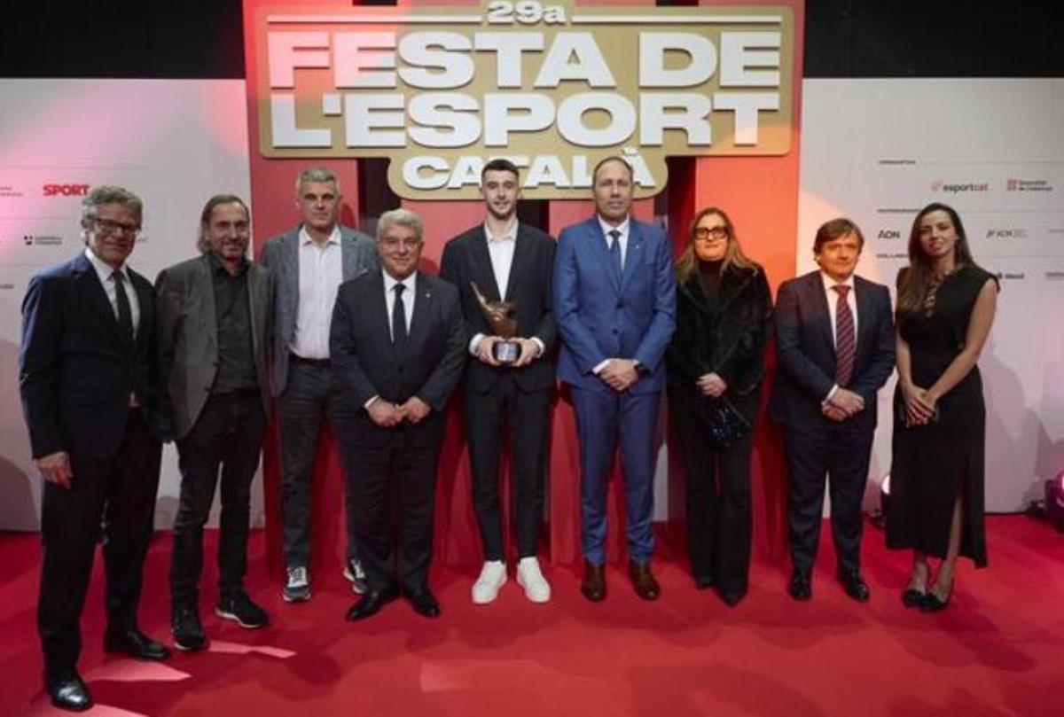 Joan García, al centre, amb el guardó que ha rebut a la Festa de l'Esport Català