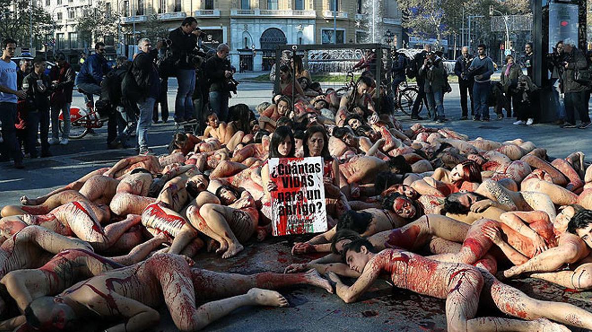 Un grup d’activistes protesten despullats a Barcelona contra l’ús de pells d’animals.