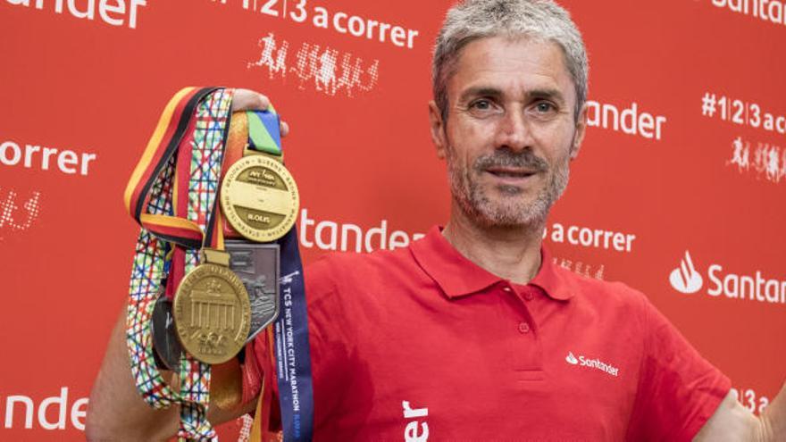 Martín Fiz, con sus medallas de ganador de los seis &#039;majors&#039;.
