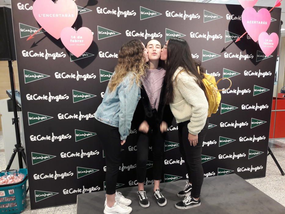 Concurso de besos: Cientos de parejas se besan en el Corte Inglés de Avingudes