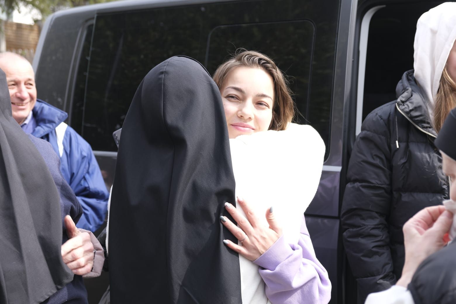 L'emotiva arribada de sor Lucía Caram amb dues famílies ucraïneses a Manresa