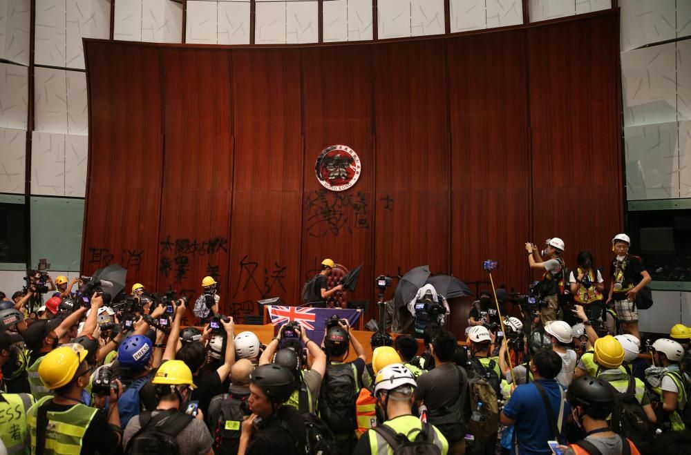 Los hongkoneses entran en el Parlemento.