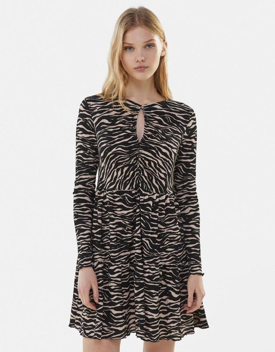 Vestido babydoll estampado de Bershka (Precio: 17,99 euros)