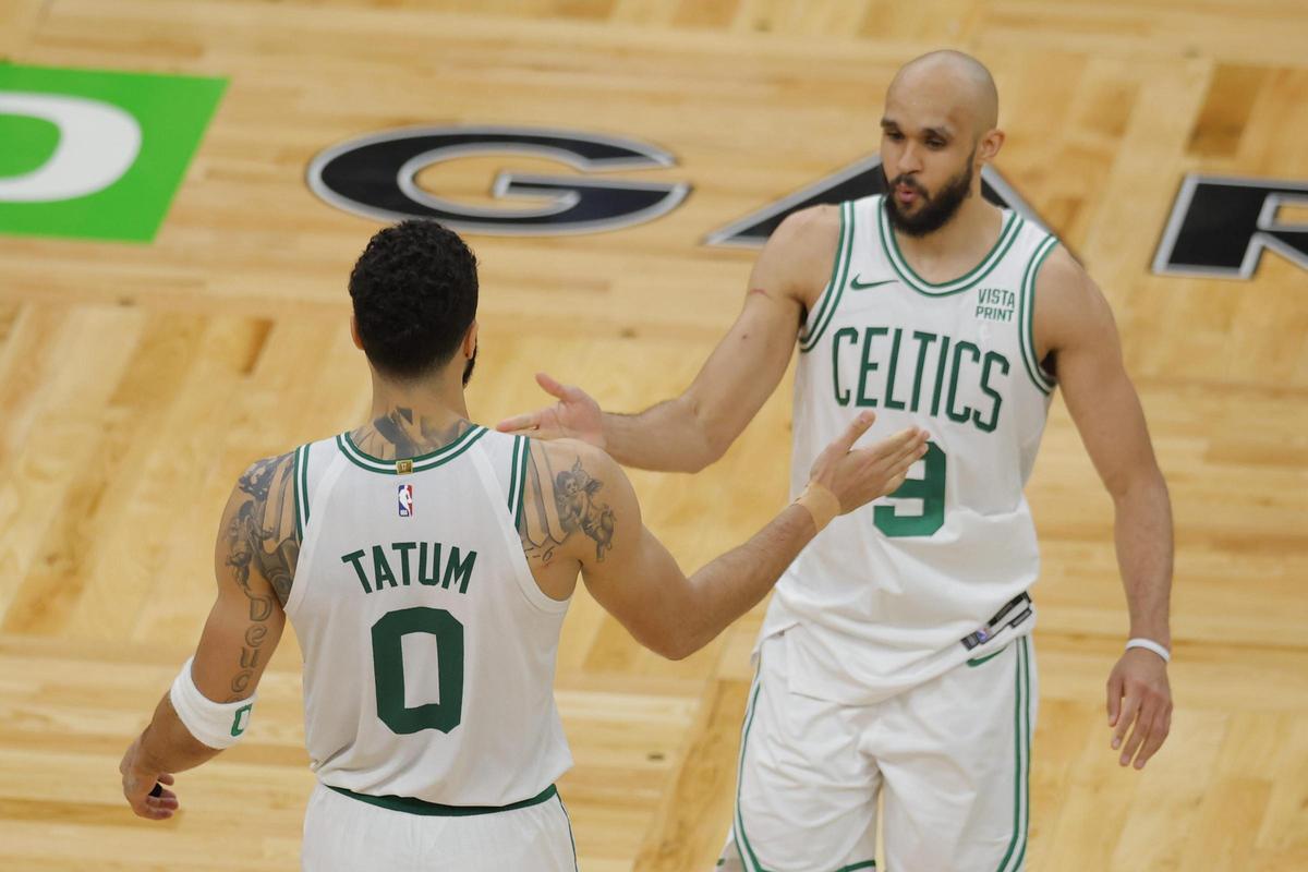 Jayson Tatum y Derrick White se saludan en un partido de los Celtics contra los Indiana Pacers