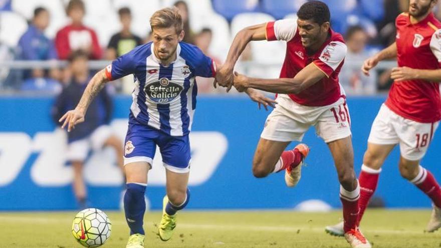 Un rival sujeta a Cartabia en un partido en Riazor.