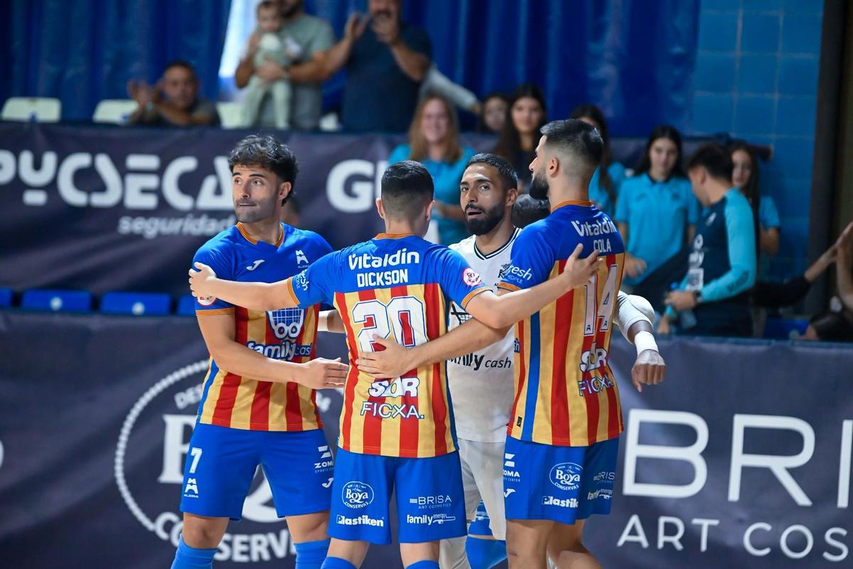 Los jugadores del Alzira FS celebran uno de los goles.
