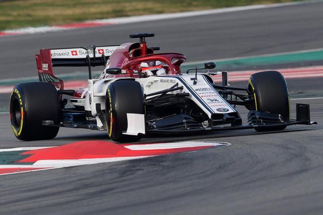 El piloto finlandés de Alfa Romeo Sauber F1, Kimi Raikkonen, conduce durante las pruebas para la nueva temporada del Gran Premio de Fórmula Uno en el Circuit de Catalunya en Montmelo, en las afueras de Barcelona.