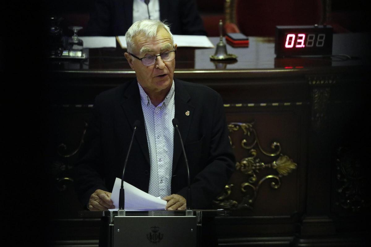 Joan Ribó interviene en uno de los plenos del Ayuntamiento de València.