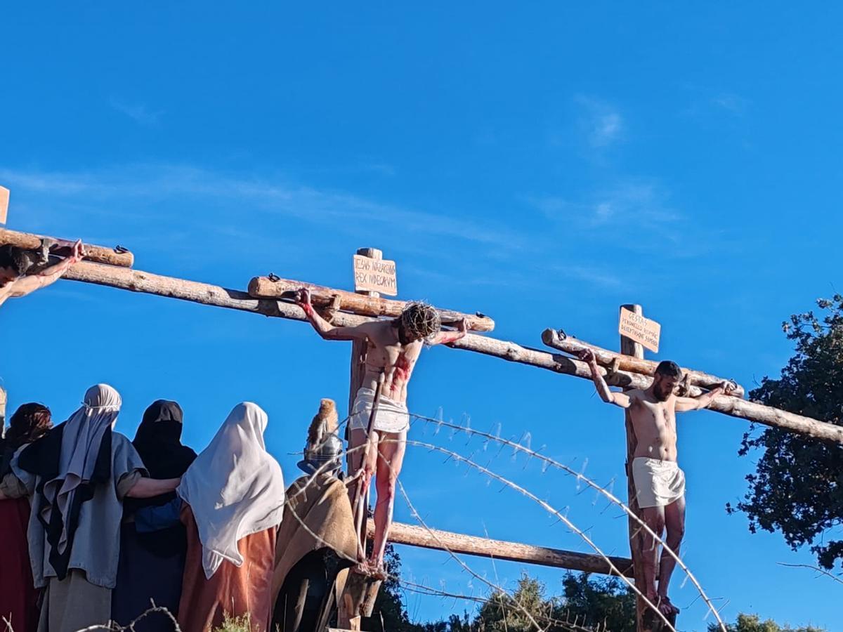 En imágenes | El Drama de la Cruz de Alcorisa conmueve con una puesta en escena más espectacular en el Monte Calvario
