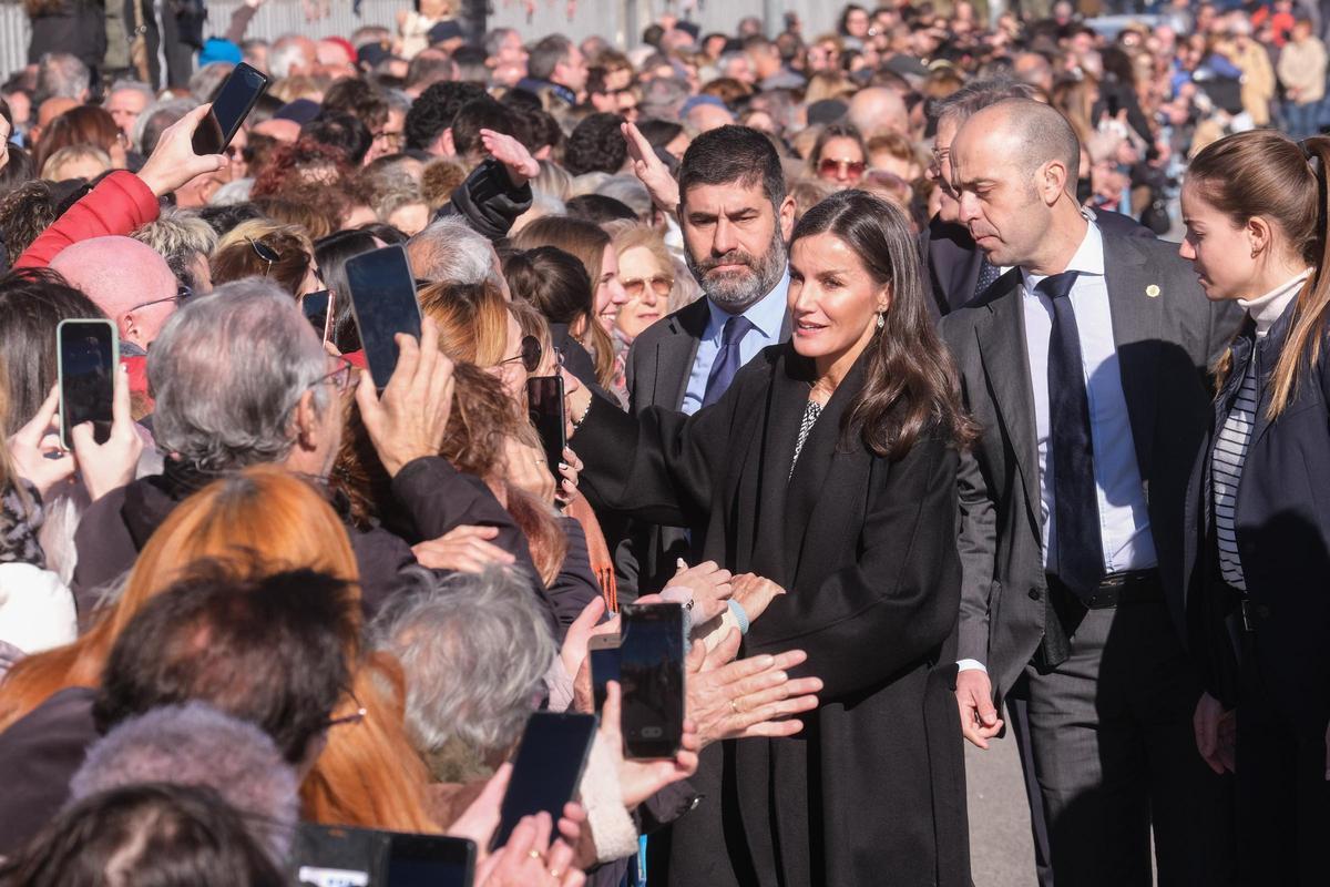 Recibimiento por todo lo alto y con gritos de "guapa" a la reina Letizia en Petrer