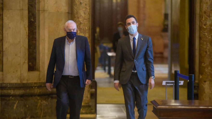 El president del Parlament, Roger Torrent, i el diputat d&#039;ERC Ernest Maragall arriben a la sala on ERC celebra una reunió el 15 de juliol de 2020