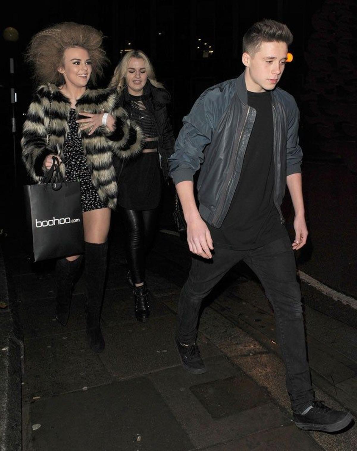 Brooklyn Beckham sale de fiesta con dos amigas