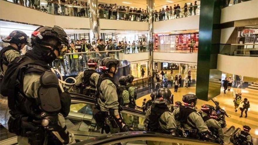 La policía de Hong Kong condena el ataque con cuchillo que dejó cinco heridos