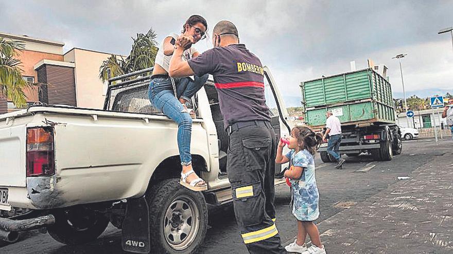 Habitantes desalojados del barrio de La Laguna, el pasado martes, que abandonan sus casas escoltados por las fuerzas de seguridad.