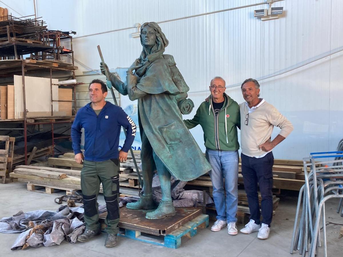 Monumento a los peregrinos creado por el escultor José Molares (1d) en el almacén municipal de Nigrán, a la espera de su colocación definitiva. El alcalde Juan González (2d). ESCULTURA. CAMINO DE SANTIAGO