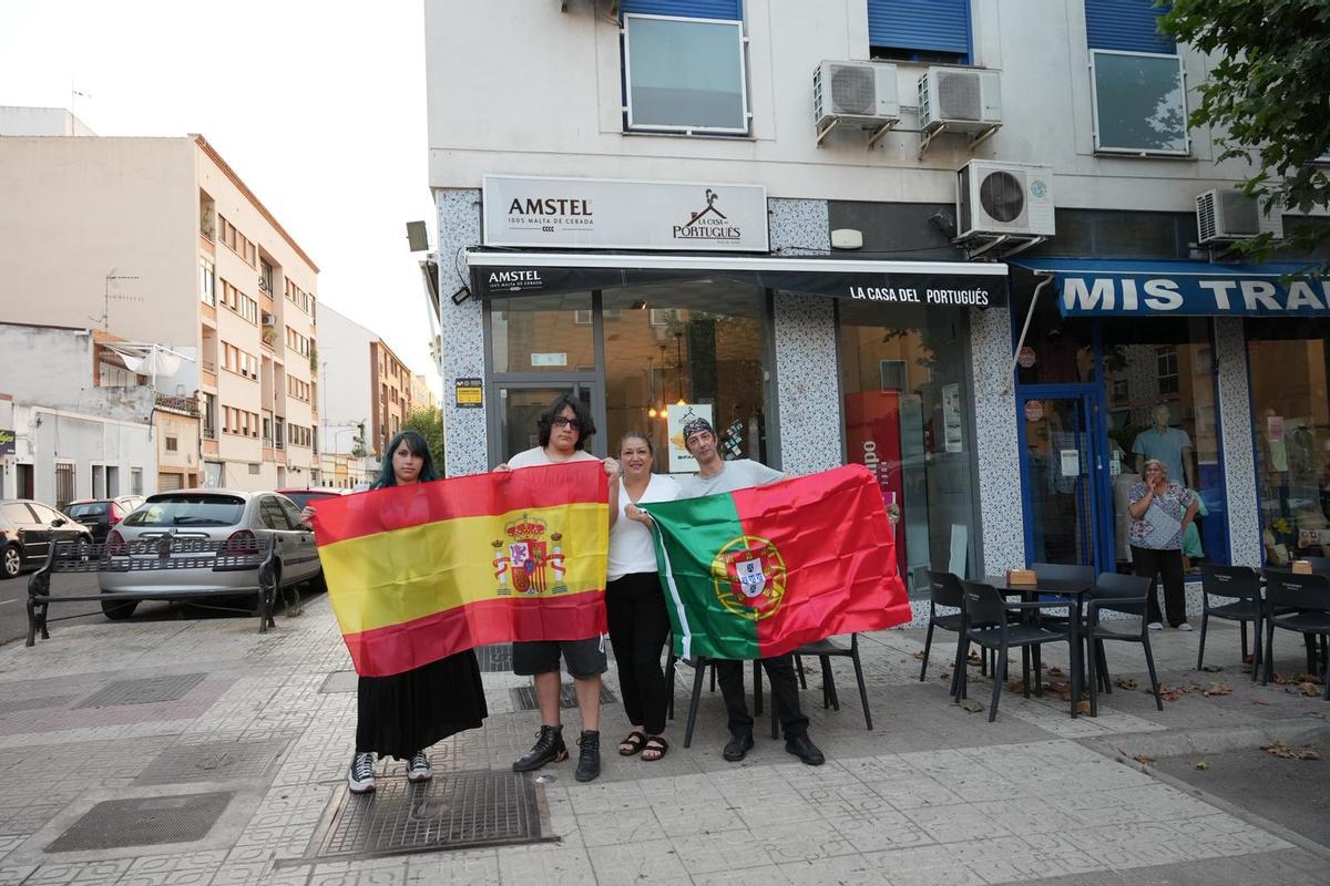 De izquierda a derecha: Mía, Aitor, Belén y Fabio en las puertas de su negocio, La Casa del Portugués, en la calle Isidro Pacense de Badajoz.