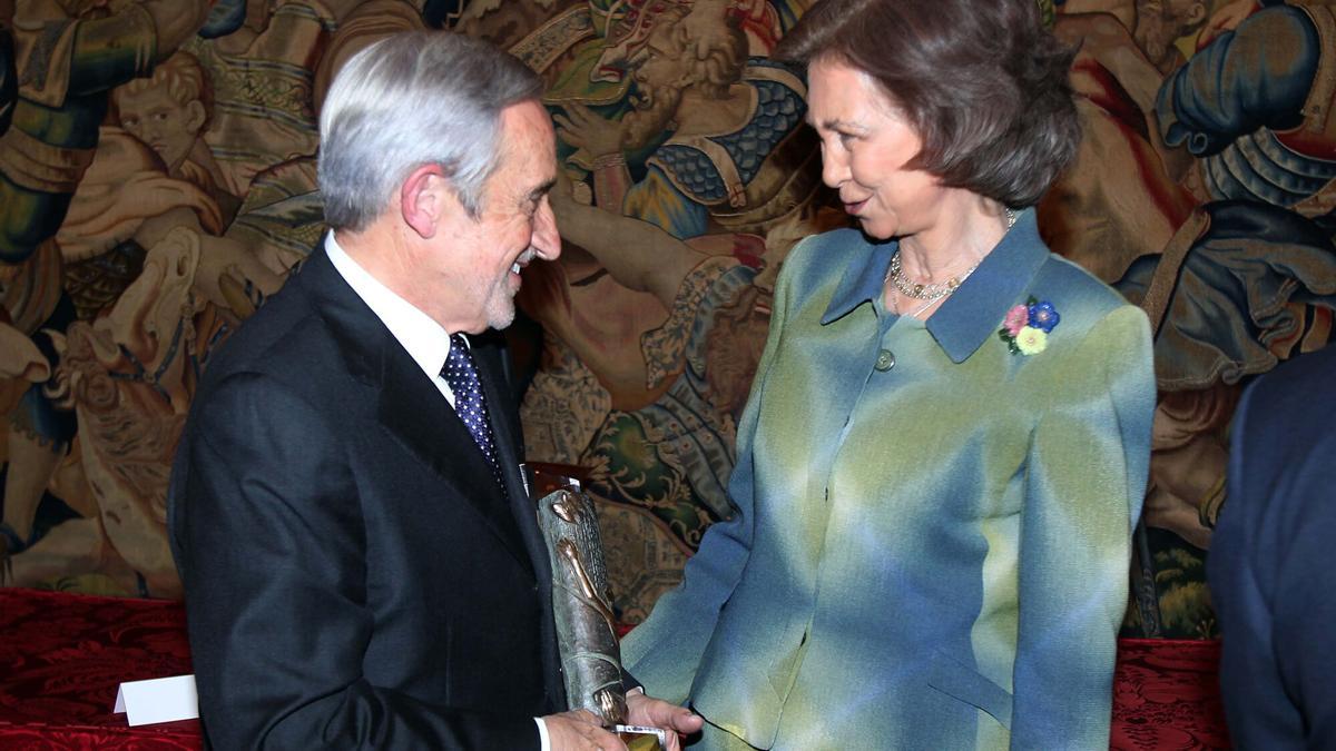 Lluís Reverter tras recibir el premio Reina Sofía contra las drogas por el programa de prevención 'Parlem de Drogues' de la Fundación "la Caixa"  en 2010