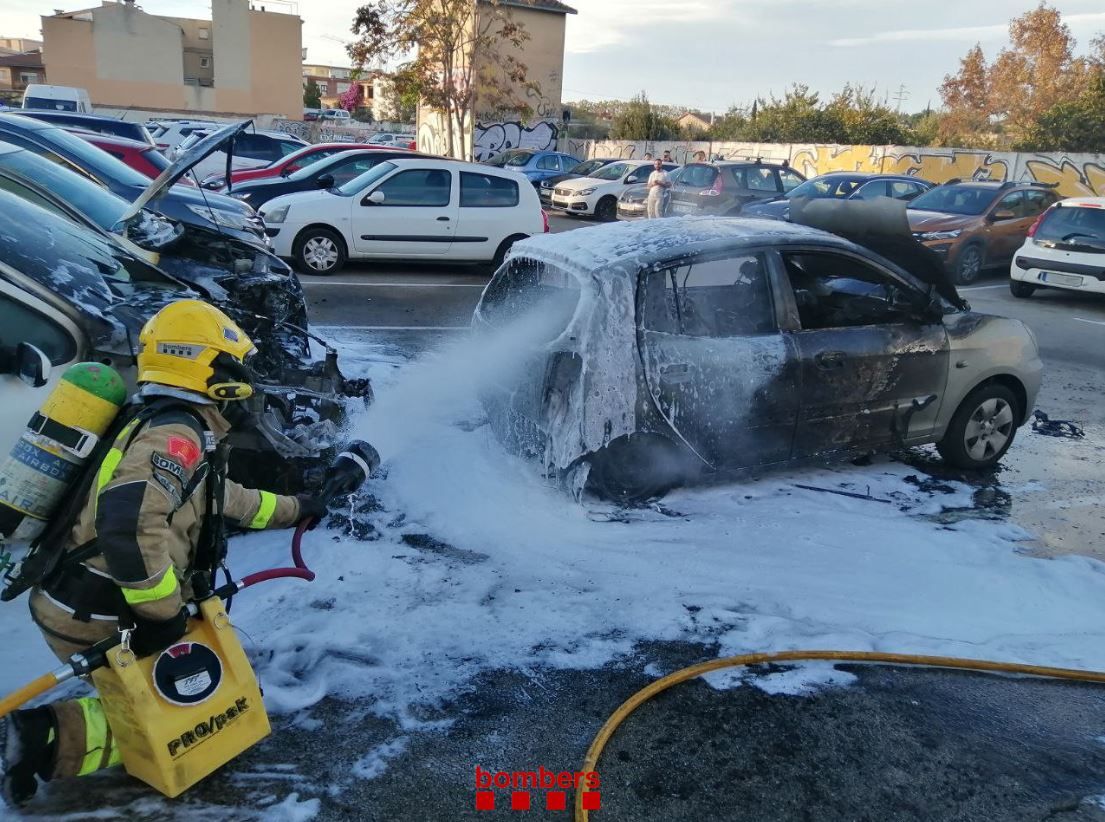 Cremen tres vehicles a l’aparcament de Can Castanyer