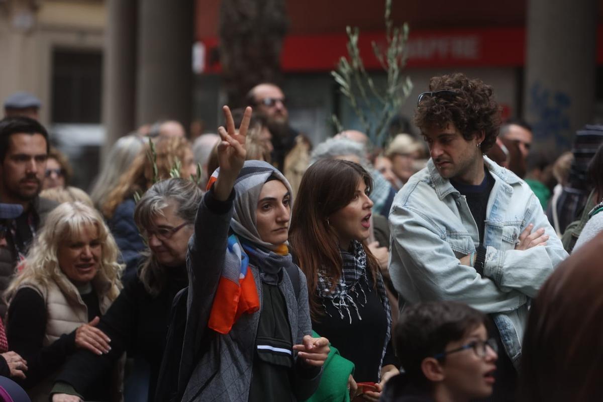 Una manifestante de la concentración realizada en Alicante