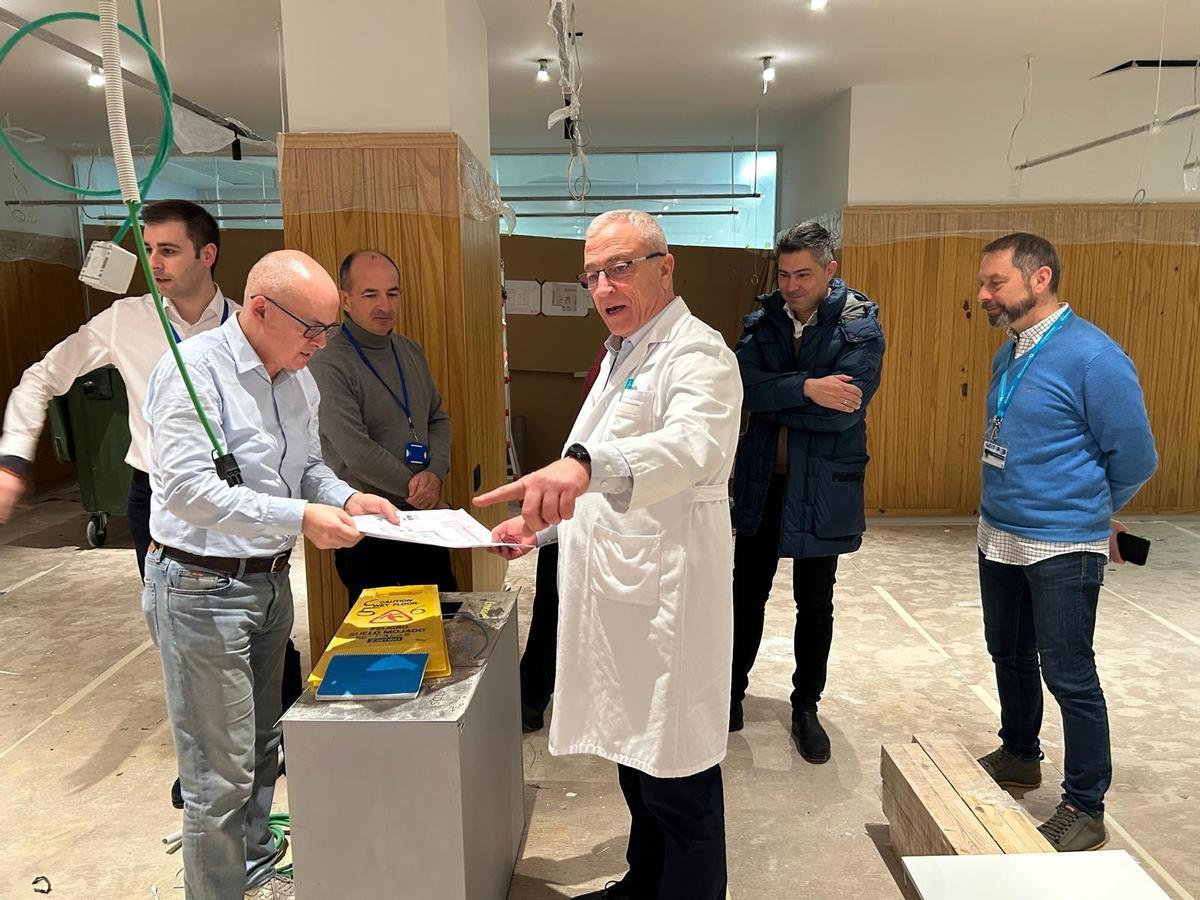 El gerente, Javier Puente Prieto, en las nuevas salas de espera del Hospital Oncohematológico.